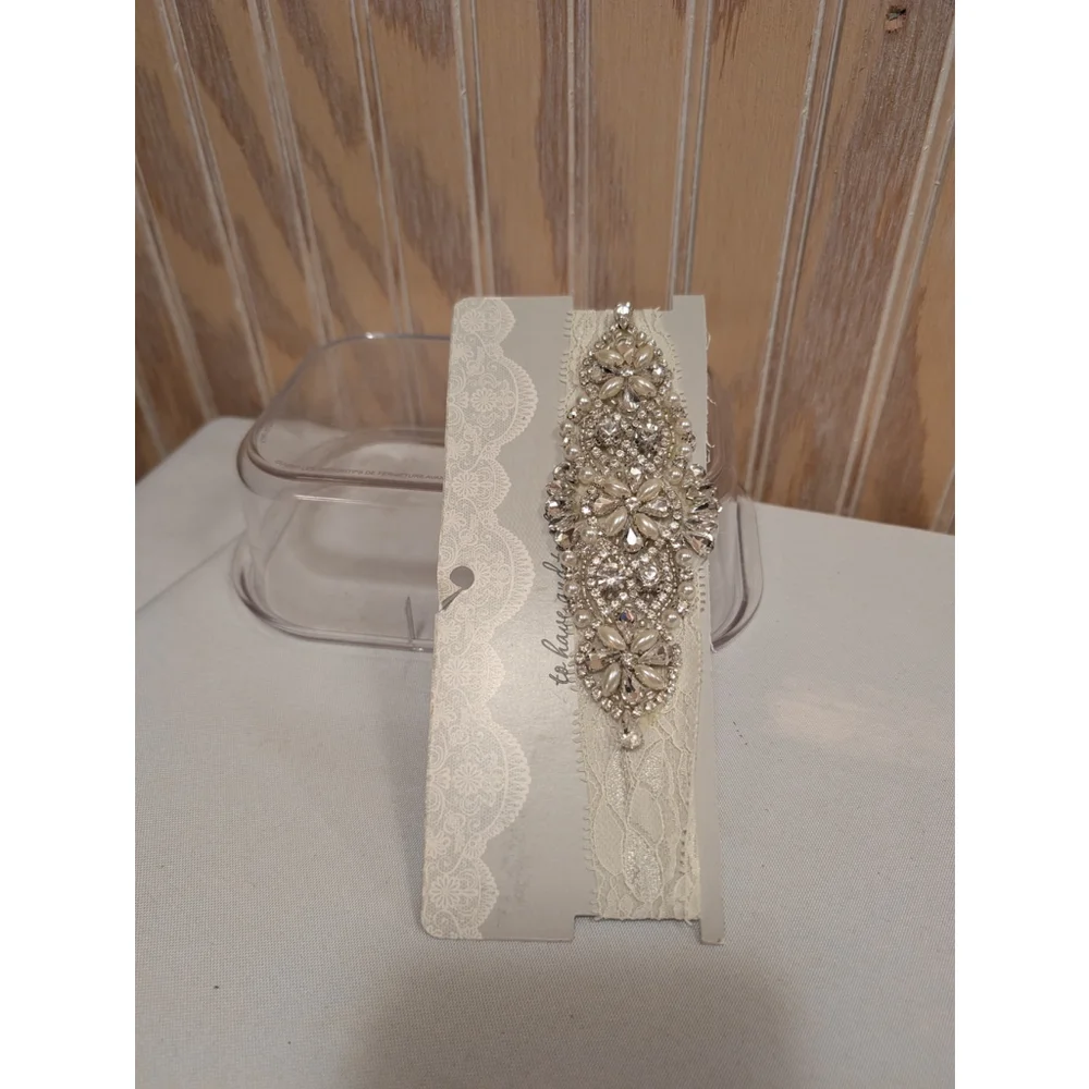 NWT Women's RSVP Bridal Ivory Garter with Large Rhinestone Embellishment
